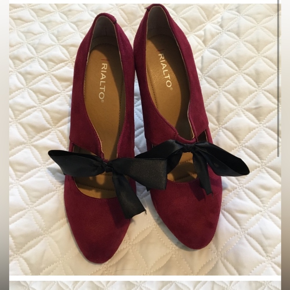 Heels with bow